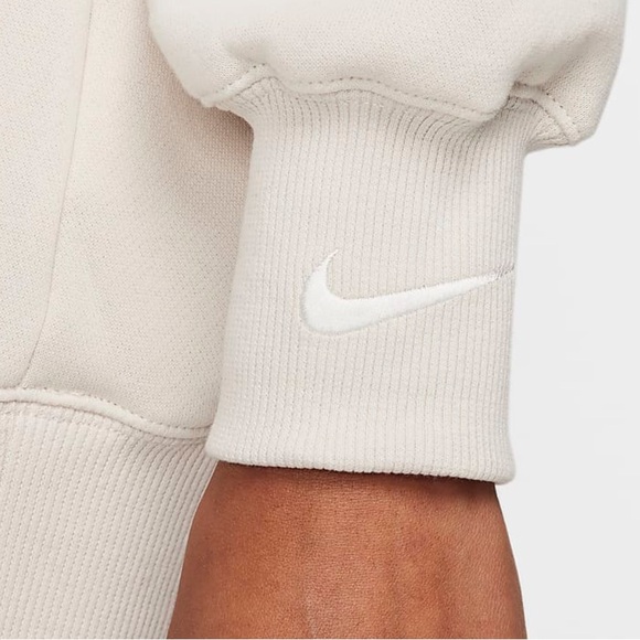 Nike Sportswear Phoenix Fleece
Women's Oversized V-Neck Sweatshirt - Picture 3 of 4